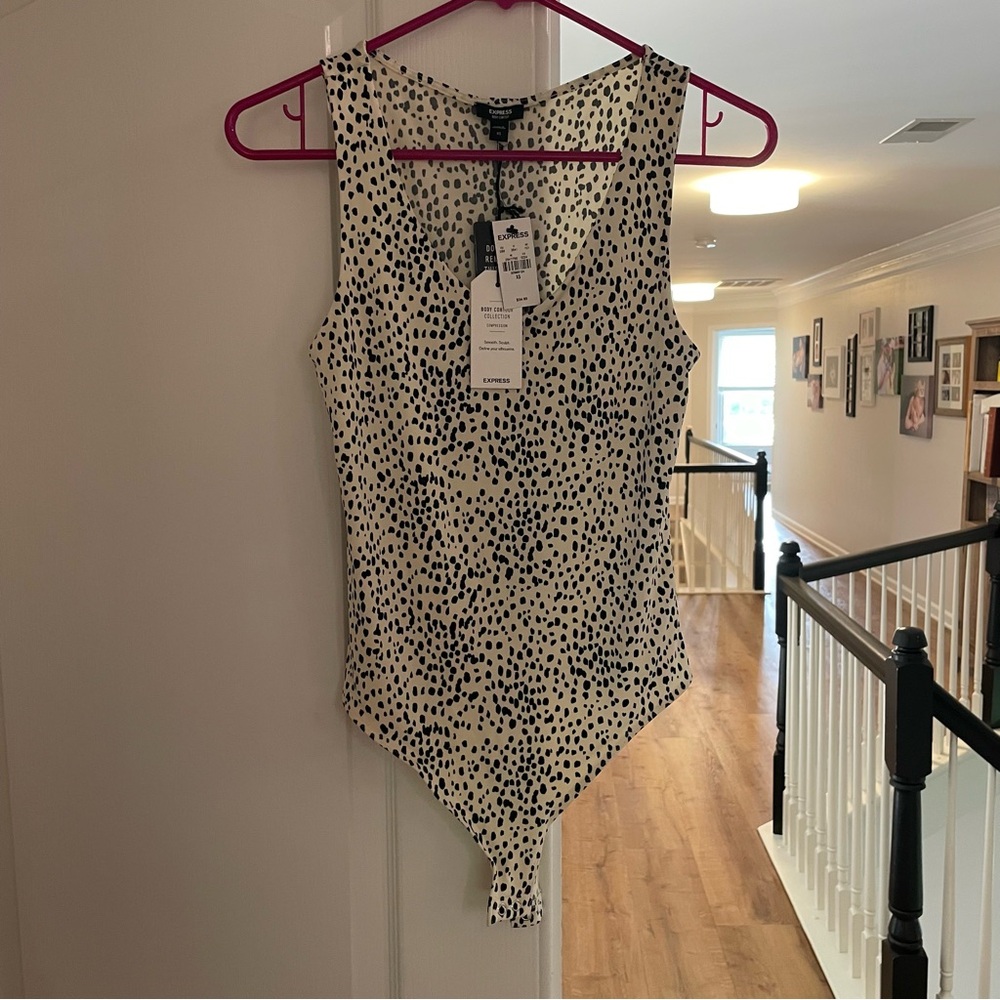 NWT Express Cream and White Sleeveless Fitted Bodysuit - Picture 5 of 6